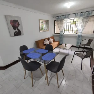 Sala de estar iluminada en apartamento amoblado en Cali para alquiler por días
