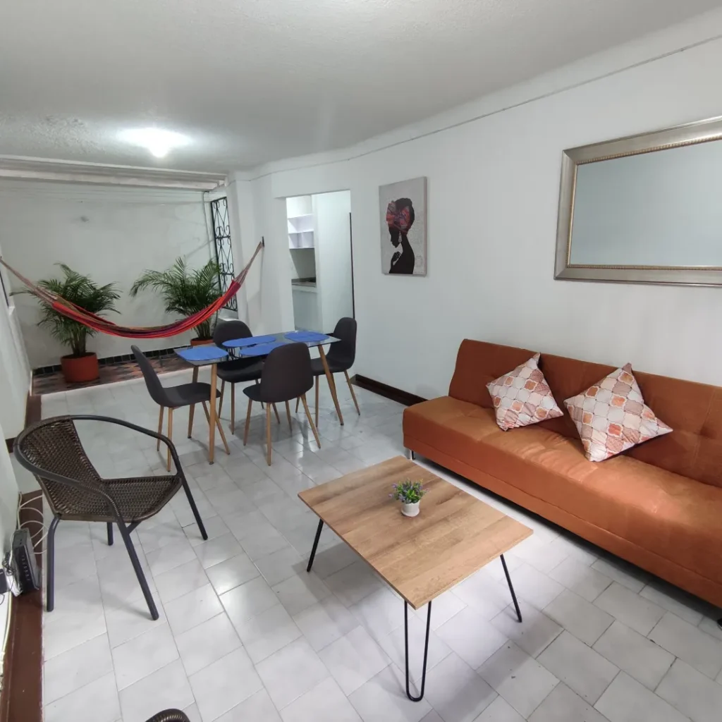 Sala de estar iluminada en apartamento amoblado en Cali para alquiler por días