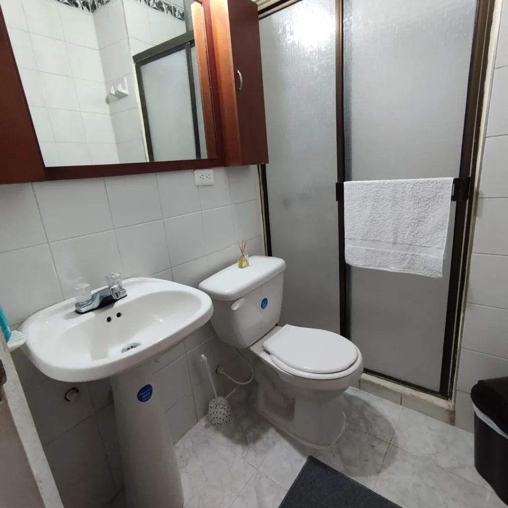 Baño apartamento amoblado en sur Cali para alquiler por meses