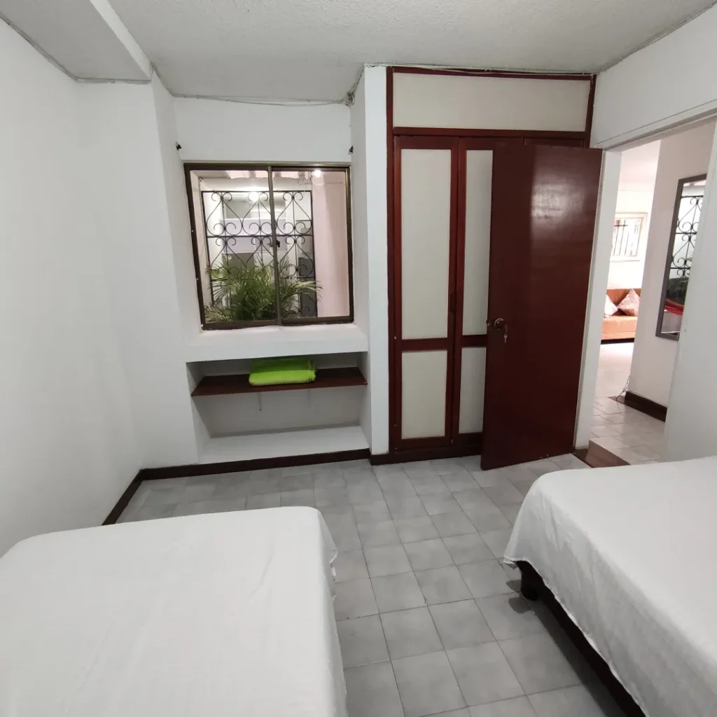 Habitacion auxiliar con 2 camas sencillas apartamento amoblado en sur Cali para alquiler por semanas