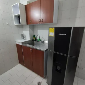 Cocina con nevera apartamento amoblado en sur Cali para alquiler por semanas