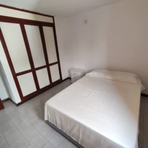 Habitacion auxiliar con cama doble alquiler apartamento amoblado Cali