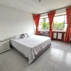 Habitacion cama queen apartamento amoblado Cali para alquiler por dias