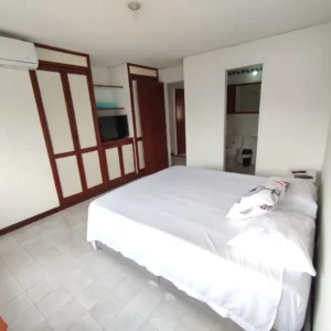 Habitacion principal con aire acondicionado y televisor apartamento amoblado Cali para alquiler por dias