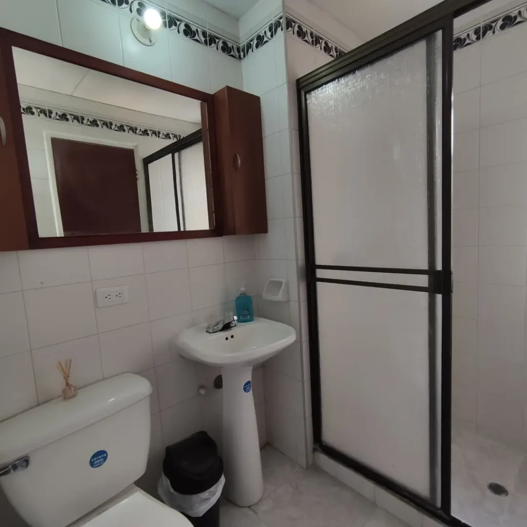 Baño con agua caliente apartamento amoblado Cali para alquiler por dias