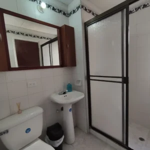 Baño con agua caliente apartamento amoblado Cali para alquiler por dias