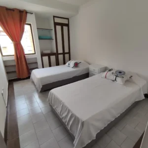 Habitacion auxiliar con 2 camas sencillas apartamento amoblado Cali para alquiler por dias
