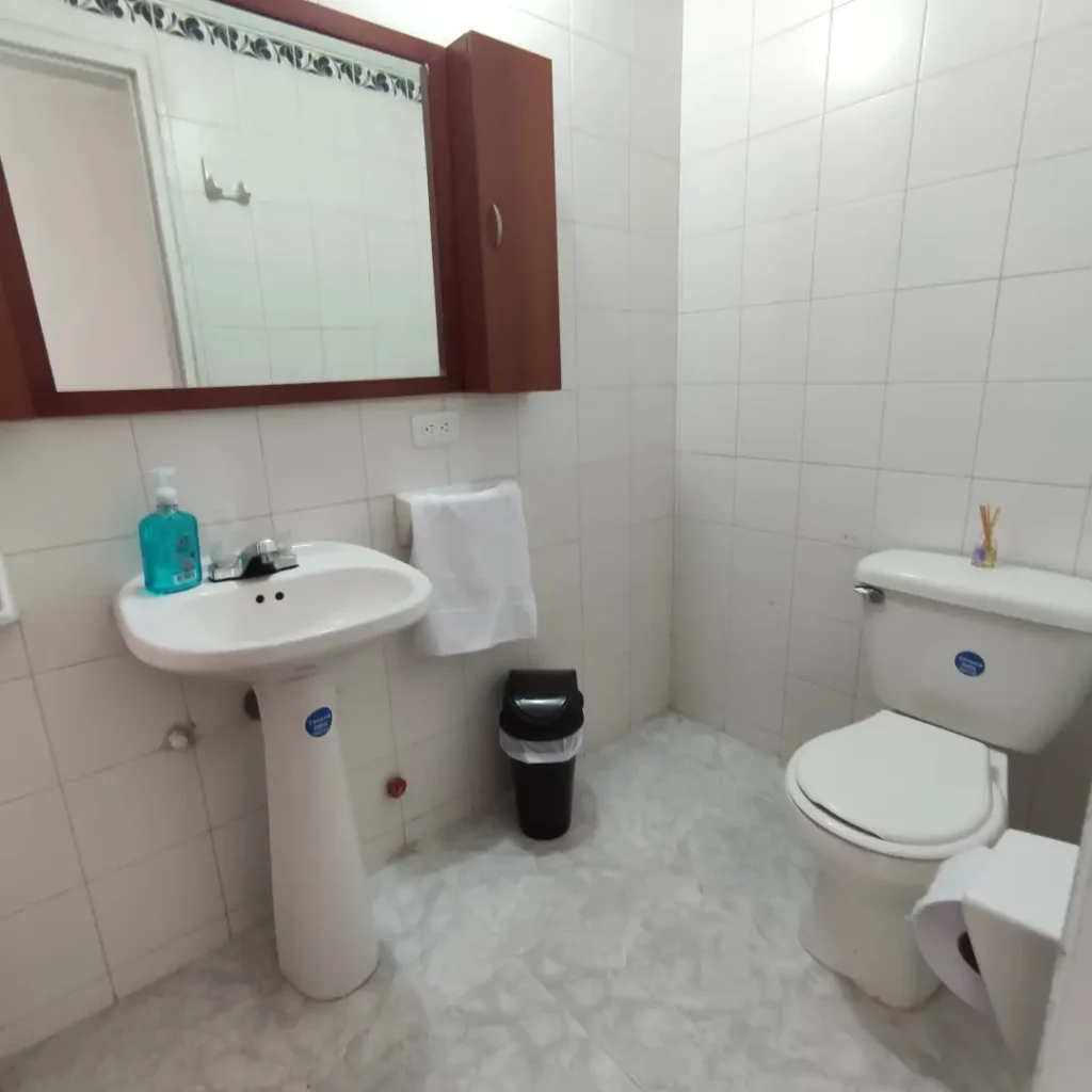 Baño completo apartamento amoblado Cali para alquiler por dias