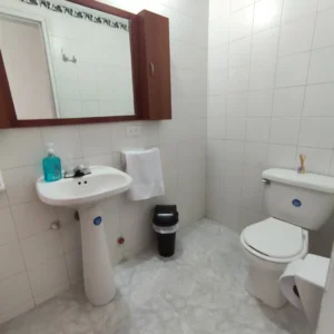 Baño completo apartamento amoblado Cali para alquiler por dias